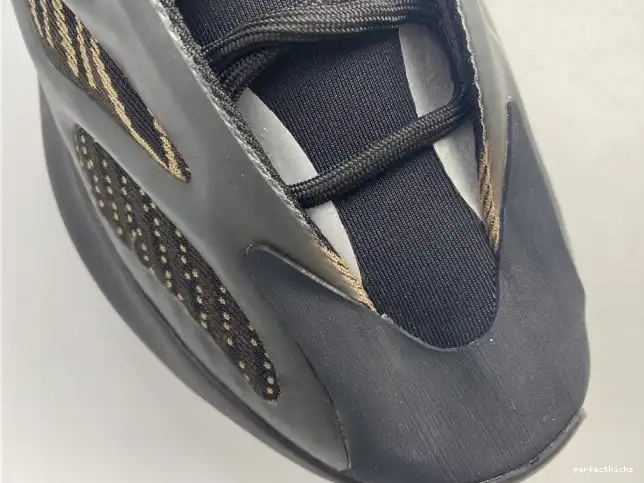 ADIDAS 700 GY0189 YEEZY V3 0604